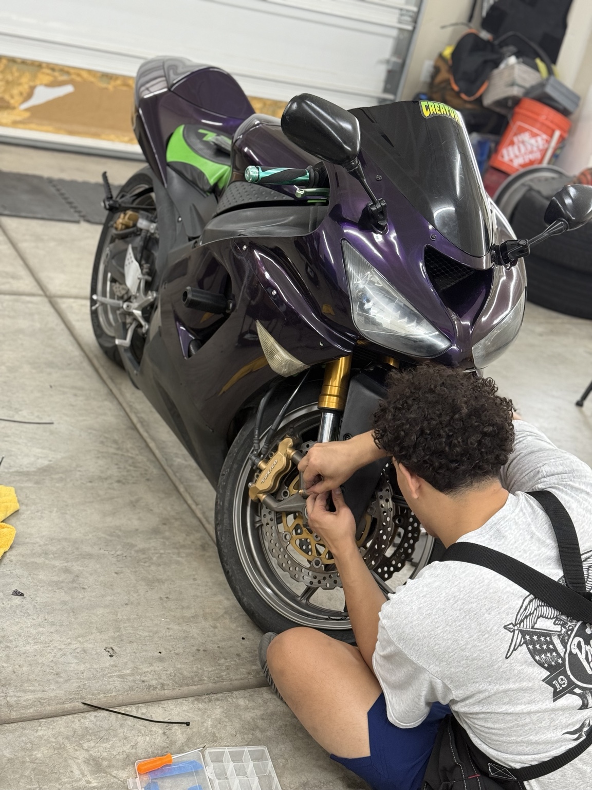 Vinyl installation on a sport motorcycle